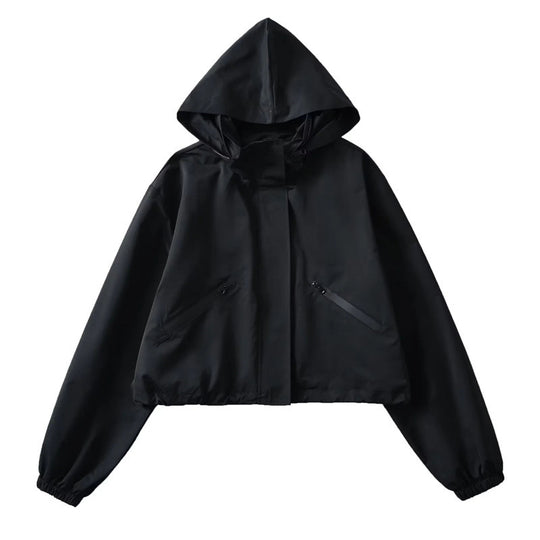 Damen Cropped Regenjacke mit Kapuze, wasserabweisender Tech‑Qualität und schrägen Reißverschlusstaschen Nord Taschen