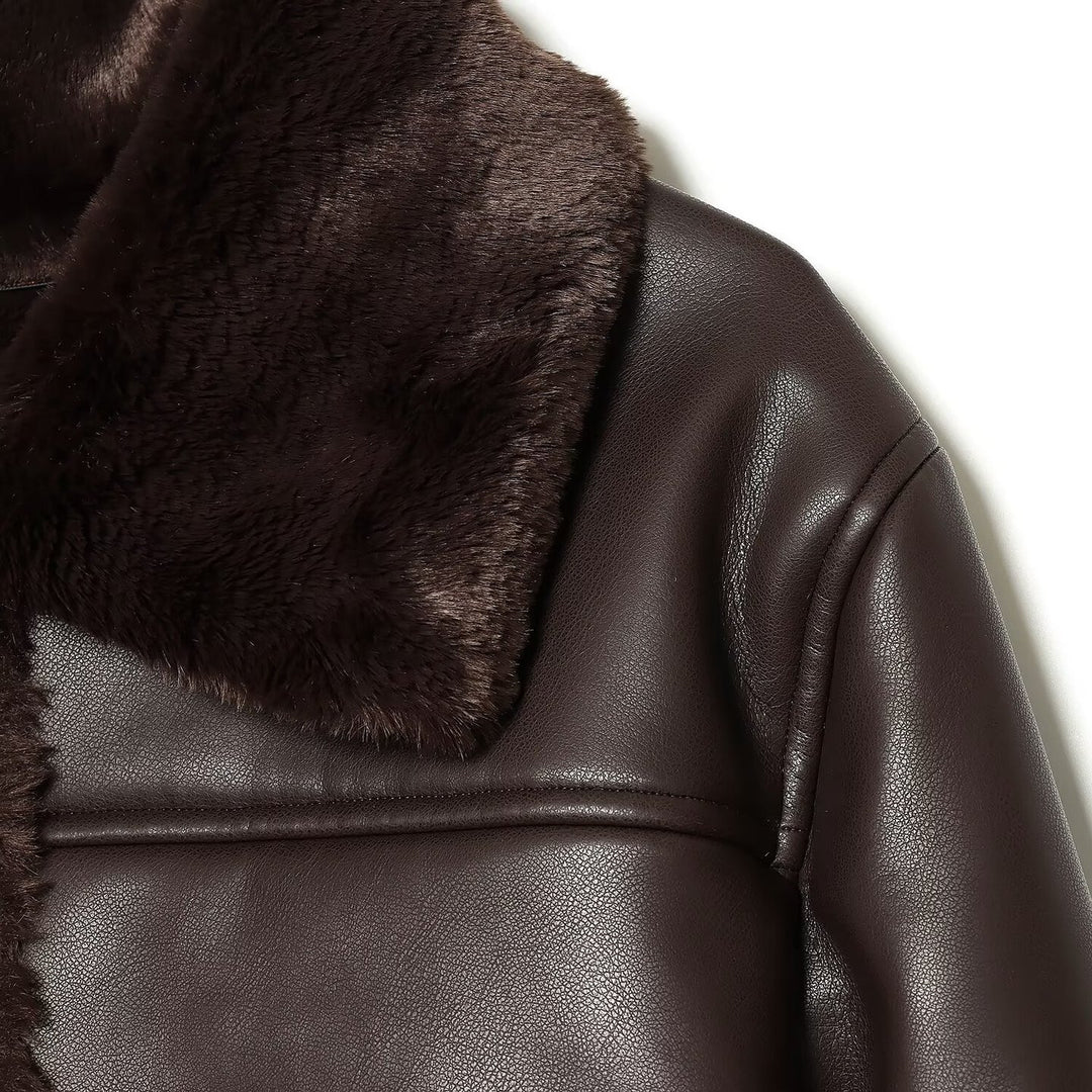 Damen Kurze wattierte Kunstlederjacke mit Teddy-Futter, Fellkragen und aufgesetzten Pattentaschen Nord Taschen