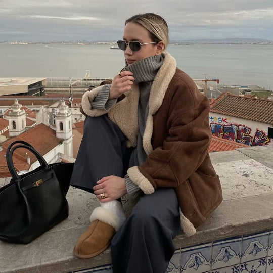 Damen Kurzgeschnittene Fliegerjacke aus Veloursimitat mit Teddyfutter und großem Revers Nord Taschen
