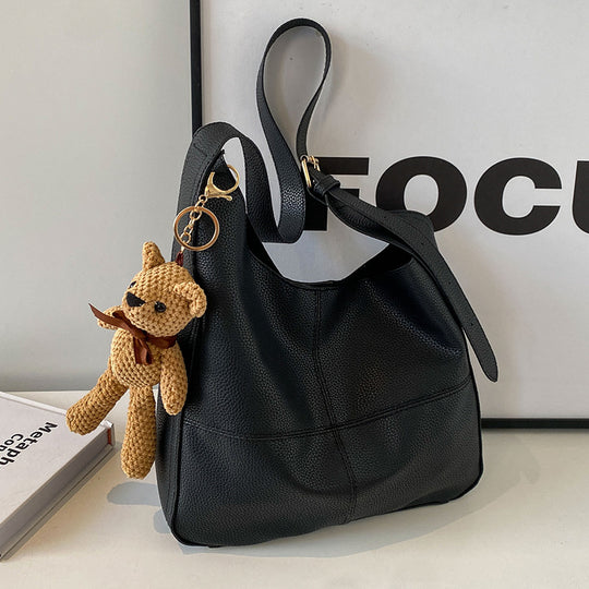 Damen Hobo-Tasche aus hochwertigem Kunstleder mit verspieltem Bärenanhänger Nord Taschen
