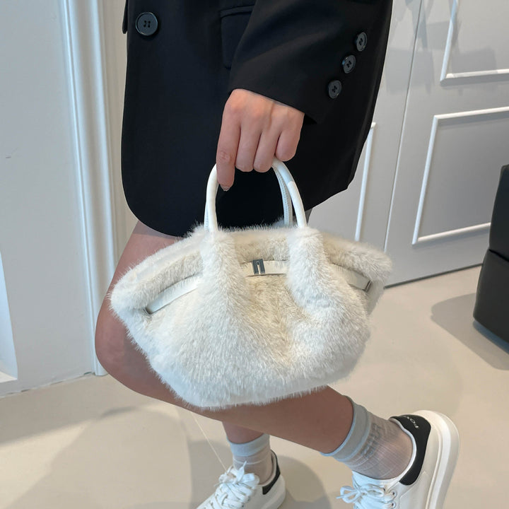 Damen Umhängetasche mit kuscheligem Fell-Design Nord Taschen