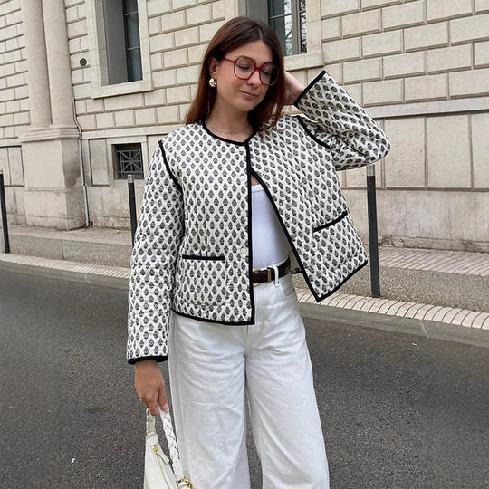 Damen gesteppte Kurzjacke mit Allover-Muster und kontrastierender Paspel Nord Taschen