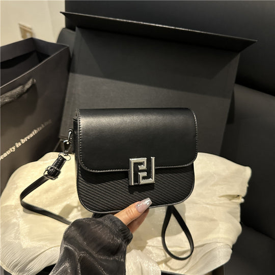 Damen Umhängetasche im minimalistischen Design mit eleganten Metallakzenten Nord Taschen