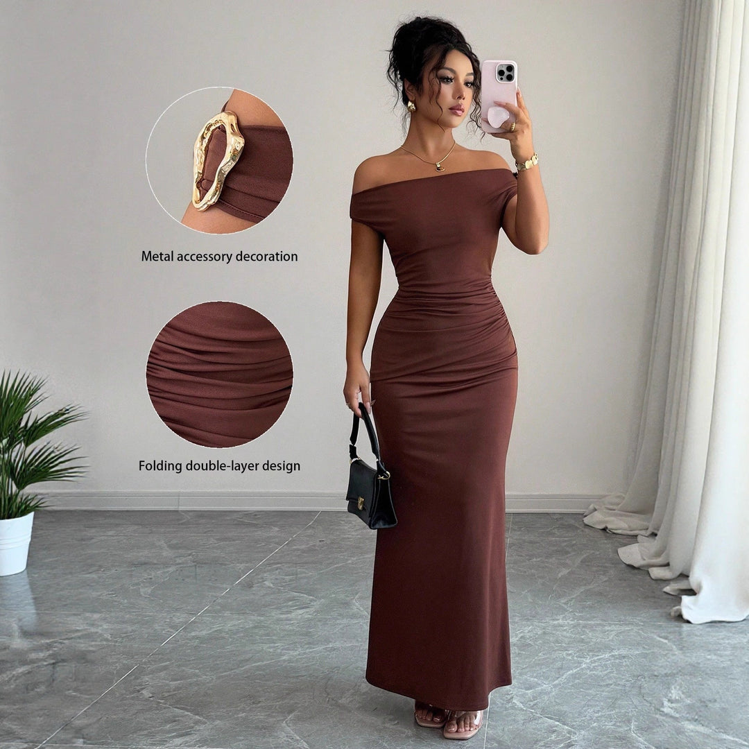 Damen Wickelmaxikleid mit schmalem Schnitt und auffälligen Details