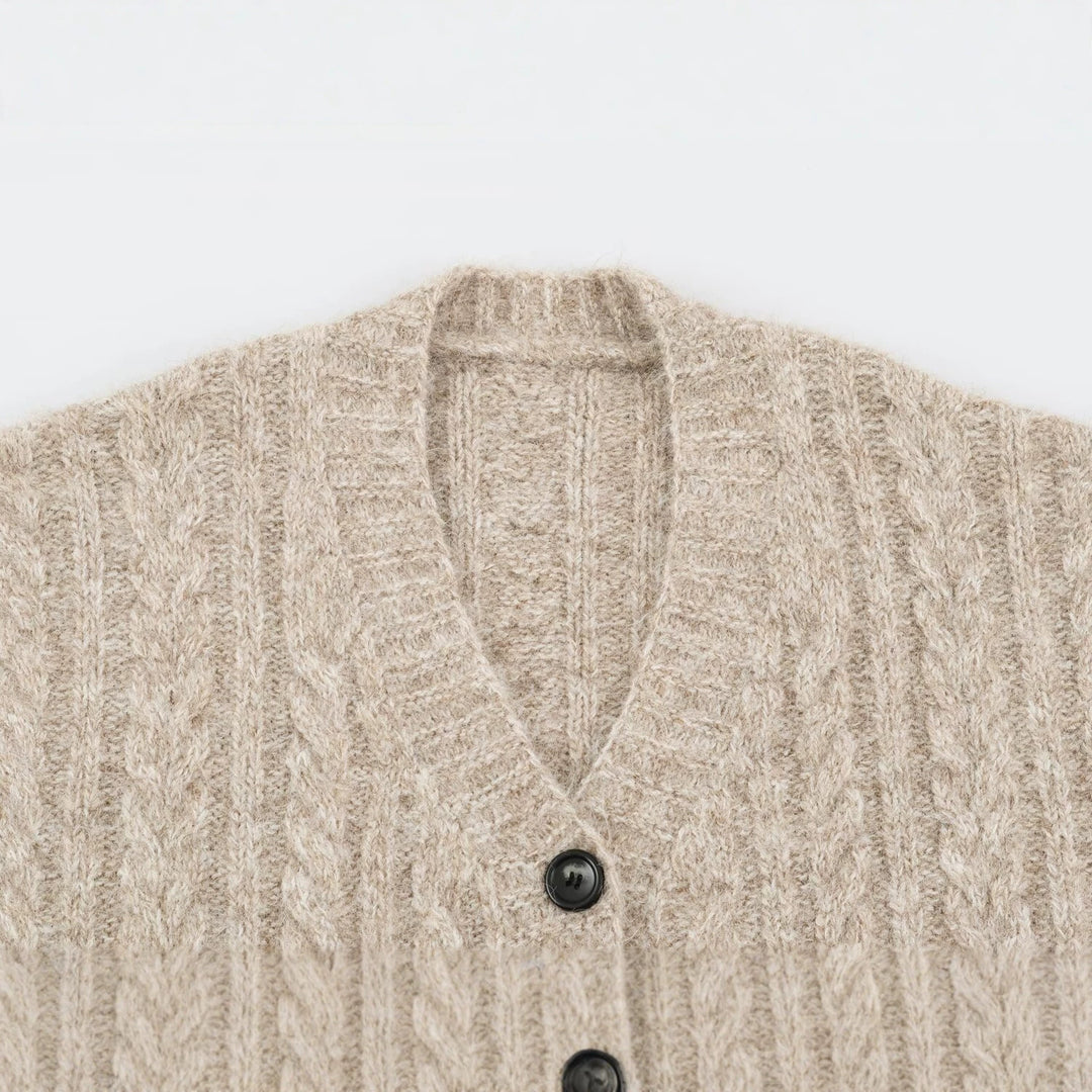 Damen Grobgestrickter Oversize-Cardigan mit Zopfstrick V-Ausschnitt und aufgesetzten Taschen Nord Taschen