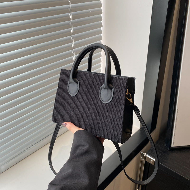 Damen praktische Handtasche mit abnehmbarem Pompon Nord Taschen