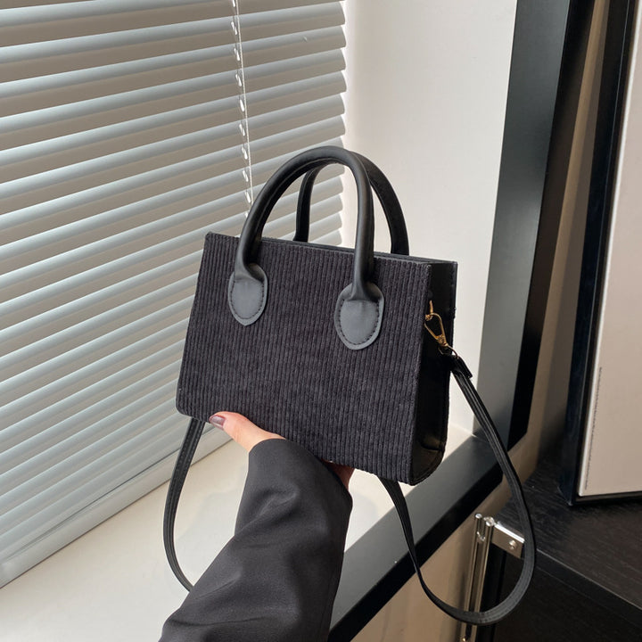 Damen praktische Handtasche mit abnehmbarem Pompon Nord Taschen