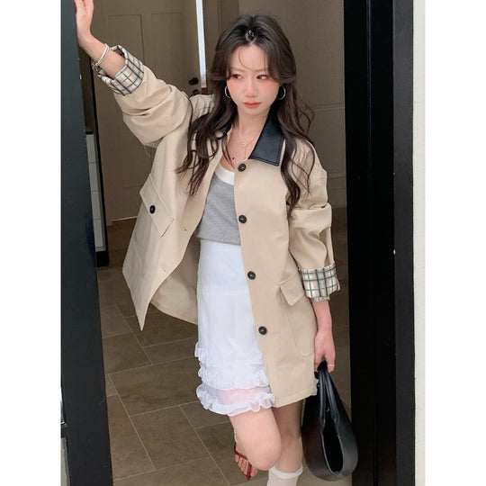Damen Kurzer Boxy-Trench mit kontrastierendem Revers, kariertem Ärmelbesatz und aufgesetzten Pattentaschen Nord Taschen