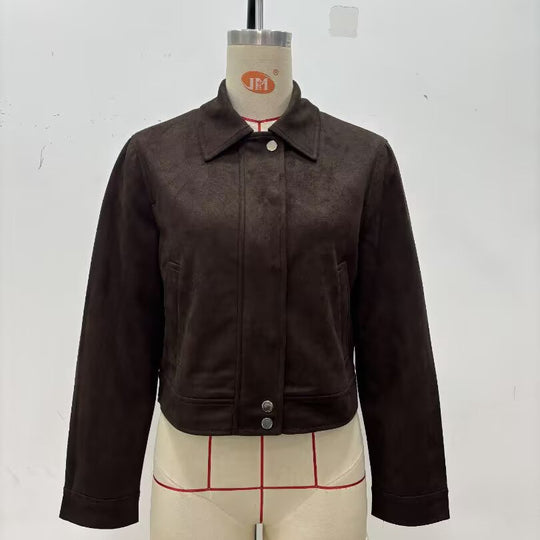 Damen 30+ kurz geschnittene Veloursjacke im Blousonstil mit Hemdkragen und verdeckter Druckknopfleiste Nord Taschen