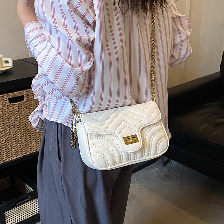 Damen Schultertasche mit elegantem Wellenmuster und goldfarbenem Verschluss Nord Taschen