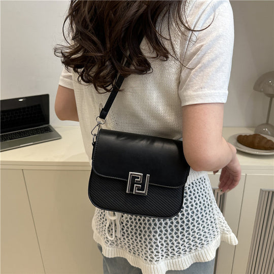 Damen Umhängetasche im minimalistischen Design mit eleganten Metallakzenten Nord Taschen