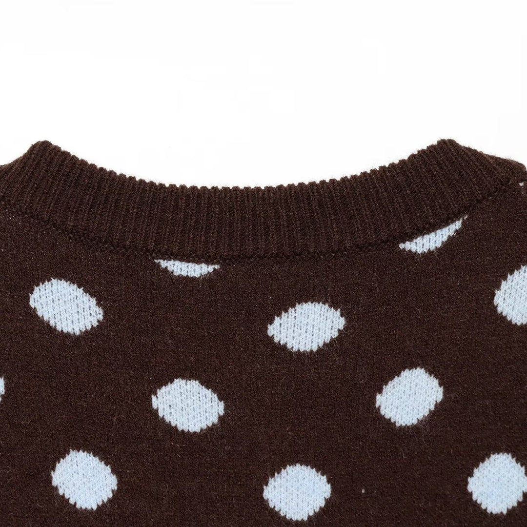 Damen Kurzgeschnittener Gepunkteter Feinstrick-Cardigan mit Rippbündchen und Knopfleiste Nord Taschen