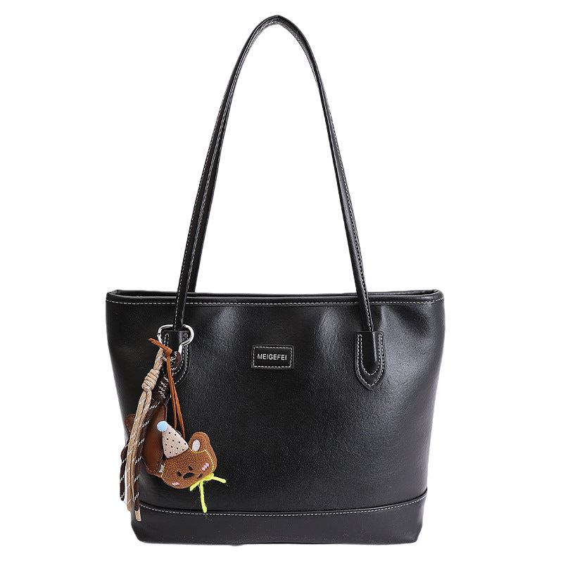 Damen elegante Henkeltasche aus hochwertigem Kunstleder mit charmantem Anhänger Nord Taschen