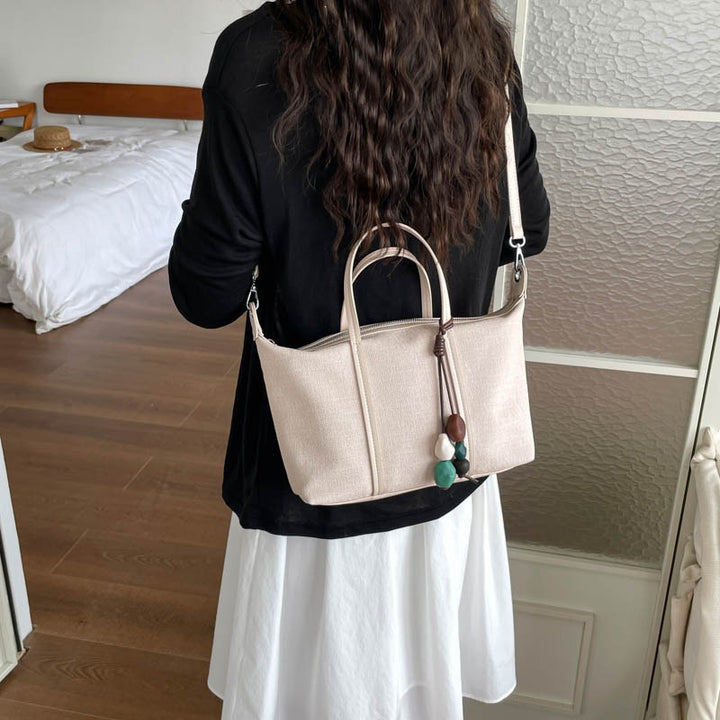 Damen elegante Handtasche aus strukturiertem Material mit verspieltem Anhänger Nord Taschen