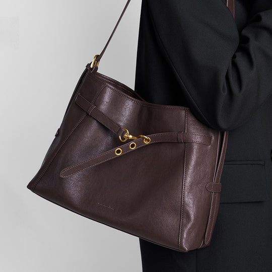 Damen Schultertasche mit elegantem Schnitt und goldenen Akzenten Nord Taschen