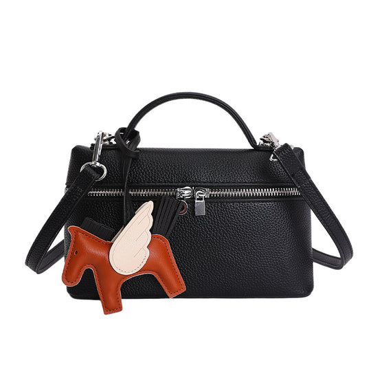 Damen hochwertige Handtasche mit strukturiertem Design und verspieltem Anhänger Nord Taschen