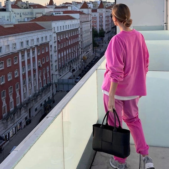 Damen luxuriöses Samt-Relax-Set mit Oversize-Crewneck und hochgeschnittener Gummibund-Jogger Nord Taschen