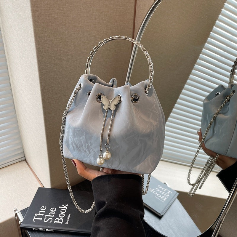 Damen Beuteltasche aus hochwertigen Materialien mit verspieltem Schmetterling Nord Taschen
