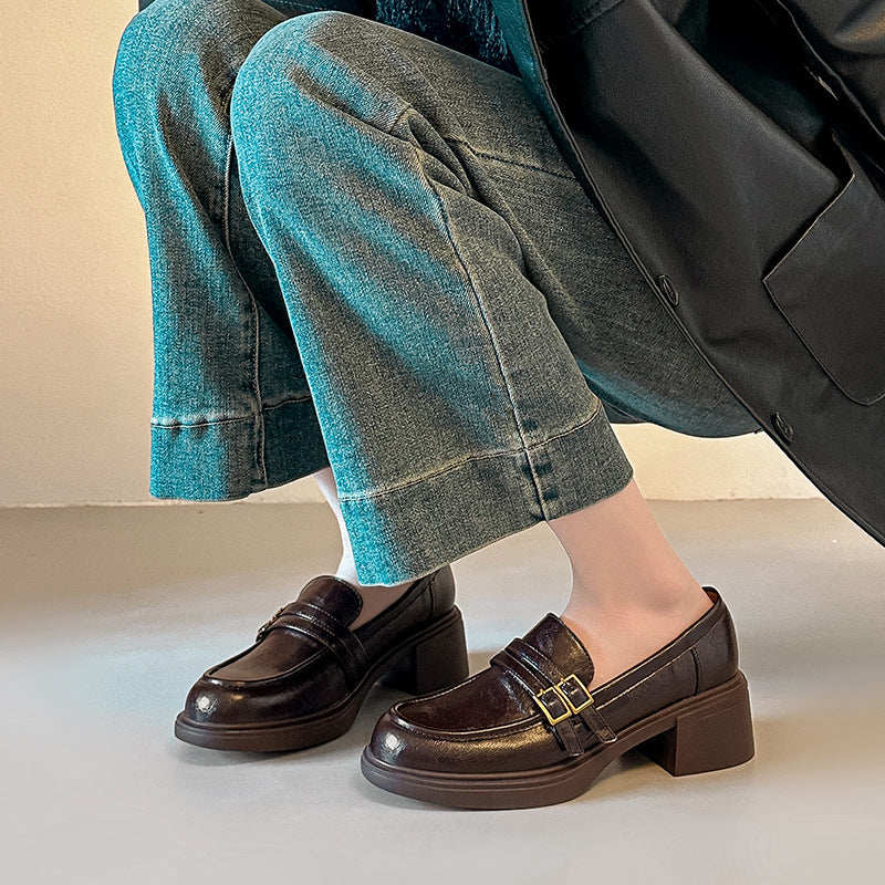 Damen Loafer mit skulpturalem Blockabsatz und Doppelriemen-Detail Nord Taschen
