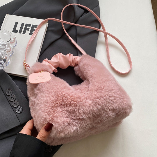 Damen Tasche aus flauschigem Kunstfell mit verstellbarem Schulterriemen Nord Taschen