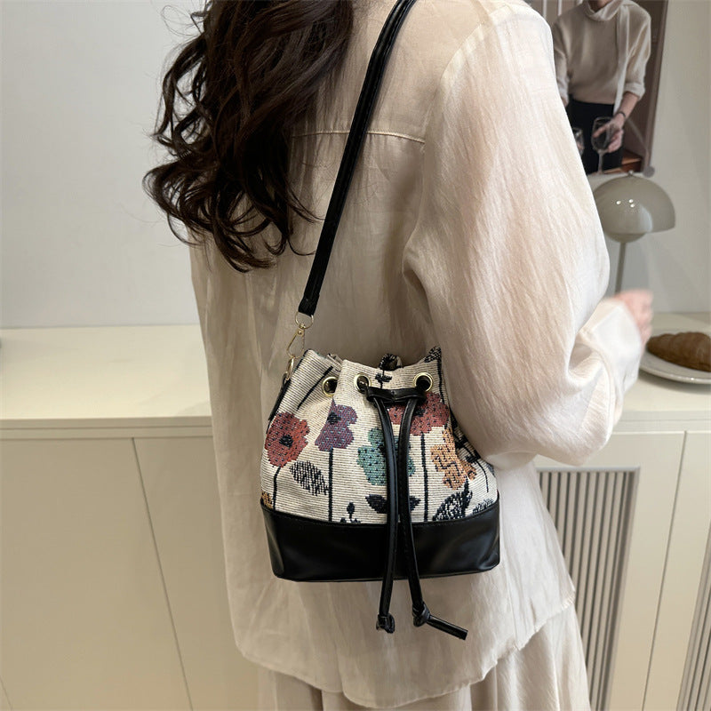 Damen Beuteltasche mit floralem Muster und Lederboden Nord Taschen