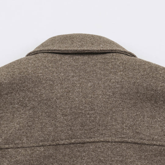 Damen Kurzjacke mit Ballonärmeln, weitem Hemdkragen und elastischem Saum Nord Taschen