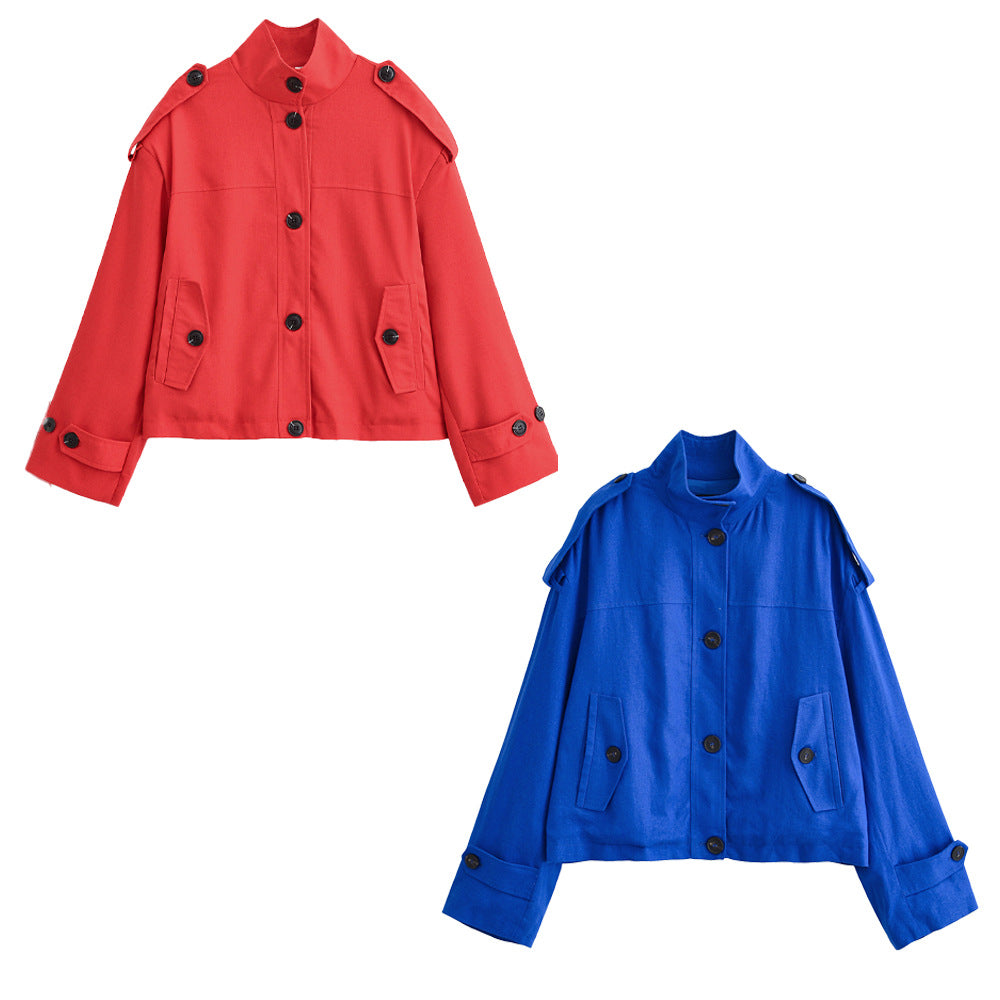 Damen Kurzjacke im Boxy‑Workerstil mit Stehkragen, Schulterriegeln und aufgesetzten Pattentaschen Nord Taschen