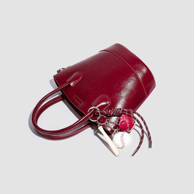 Damen Mini-Tasche mit glänzender Oberfläche und verspieltem Anhänger Nord Taschen