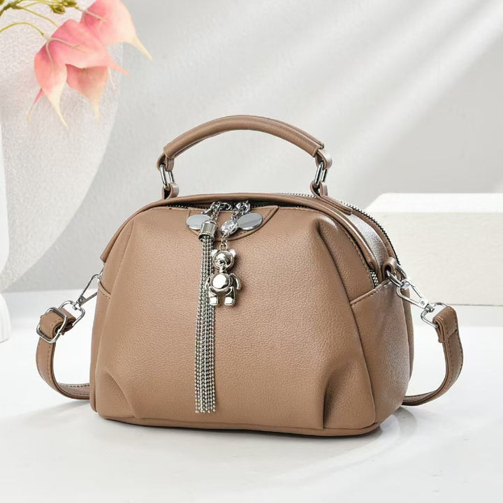 Damen Handtasche mit dekorativem Teddy-Anhänger und strukturierter Oberfläche Nord Taschen