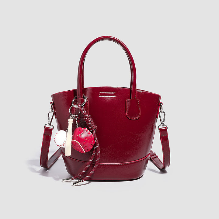 Damen Mini-Tasche mit glänzender Oberfläche und verspieltem Anhänger Nord Taschen