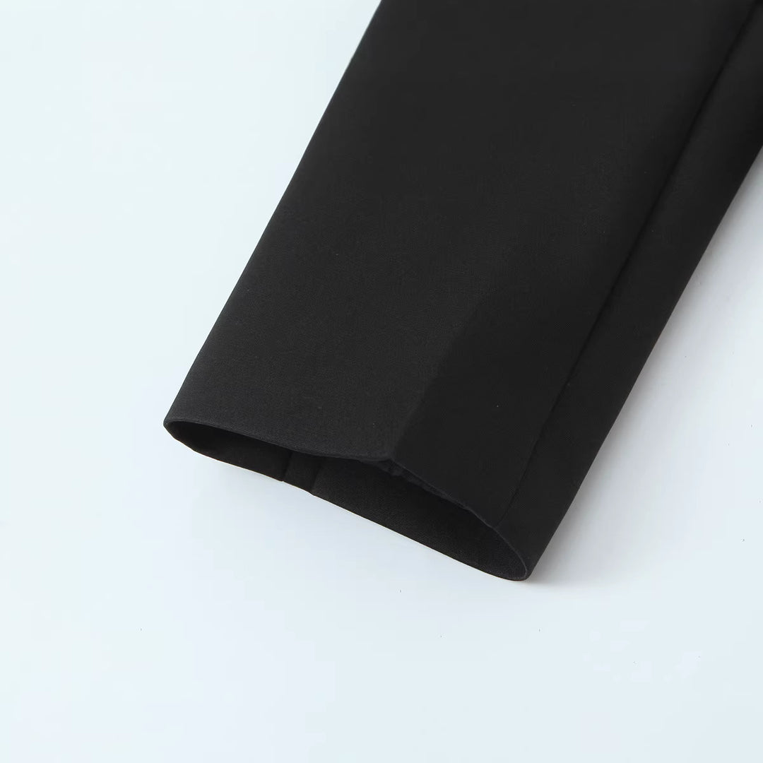 Damen Taillierter Kurzblazer mit asymmetrischem Schmuckverschluss und Pattentaschen Nord Taschen