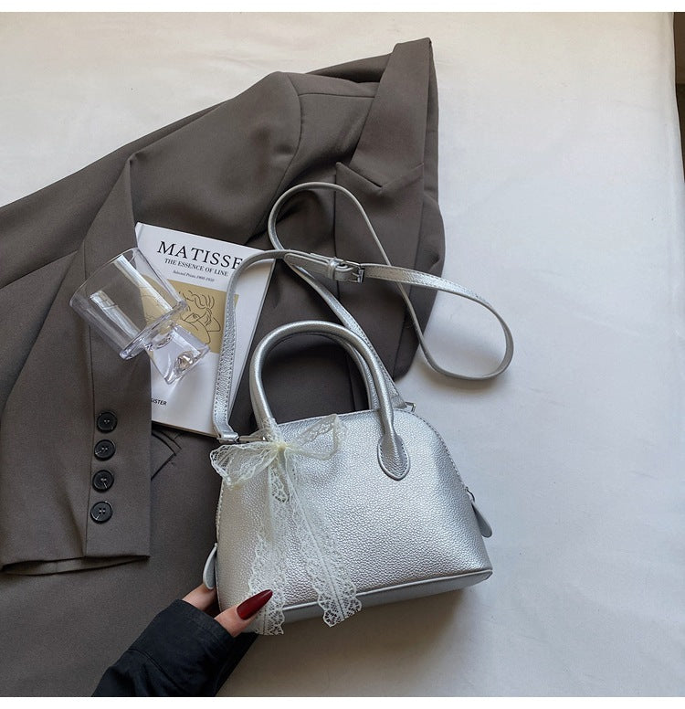 Damen stilvolle Handtasche mit dekorativem Spitzenanhänger Nord Taschen