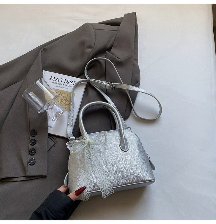 Damen stilvolle Handtasche mit dekorativem Spitzenanhänger Nord Taschen