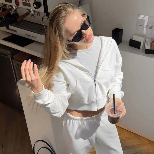 Damen kurzes Reißverschluss-Hoodie mit Kängurutasche und gerader High-Waist-Jogginghose Nord Taschen