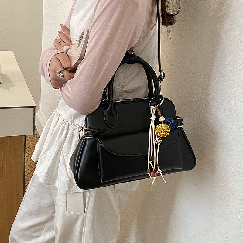 Damen Handtasche mit elegantem Faltendesign und bunten Anhängern Nord Taschen