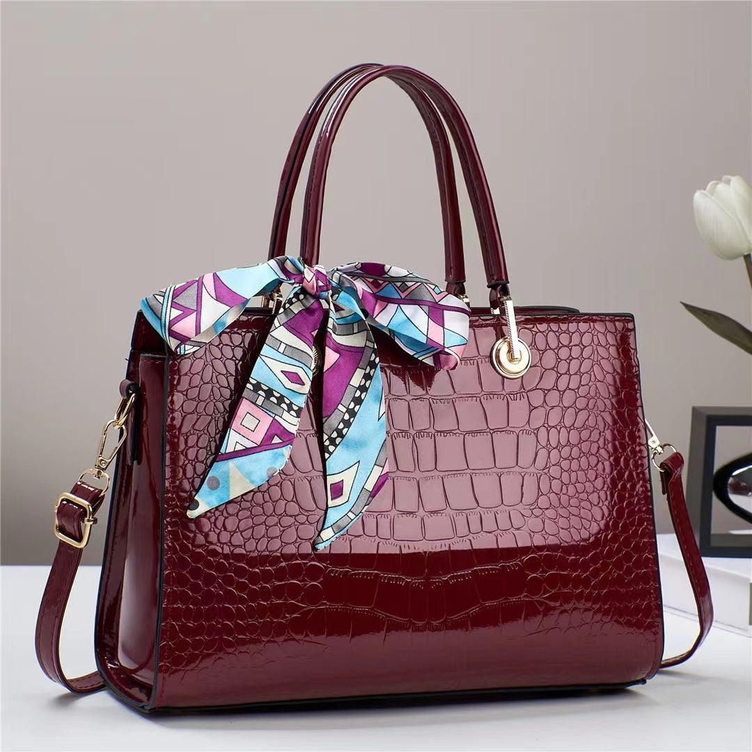 Damen elegante Handtasche mit prominenter Schlangenleder-Prägung und modischem Schal Nord Taschen