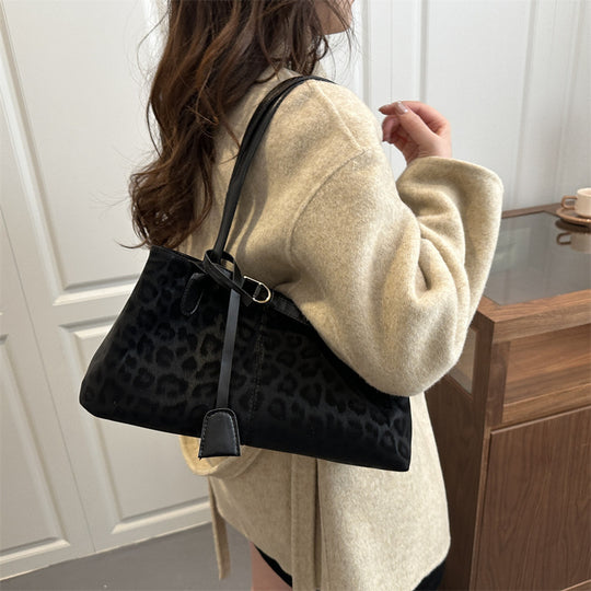Damen elegante Umhängetasche mit animalischem Muster und praktischen Details Nord Taschen