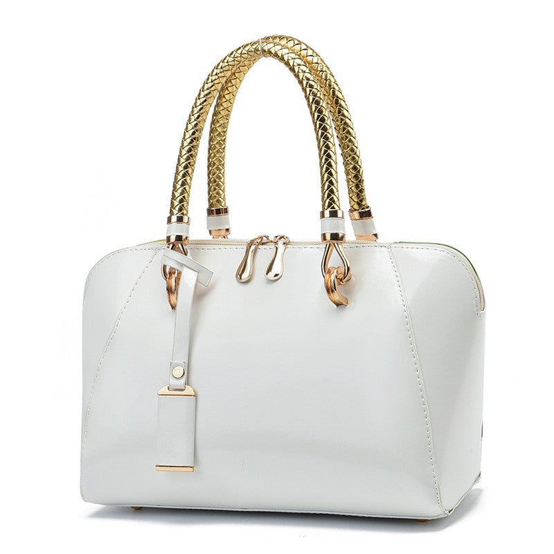 Damen Handtasche mit glänzender Oberfläche und eleganten Geflochtenen Griffen Nord Taschen