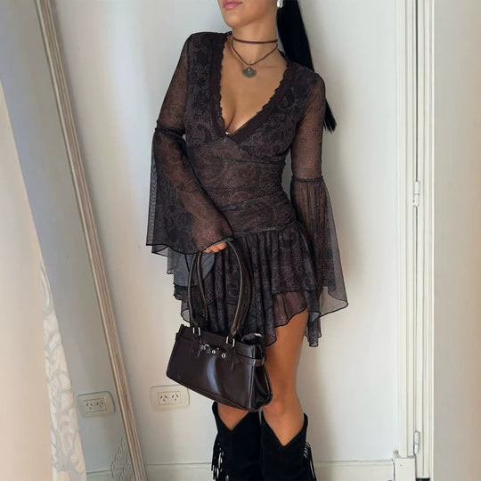 Damen Transparentes Spitzen-Minikleid mit tiefem V‑Ausschnitt, Rüschenrock & Glockenärmeln Nord Taschen