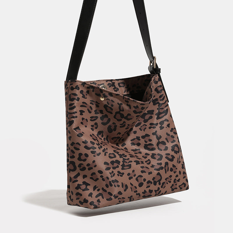 Damen Hobo-Tasche mit elegantem Tiermotiv Nord Taschen