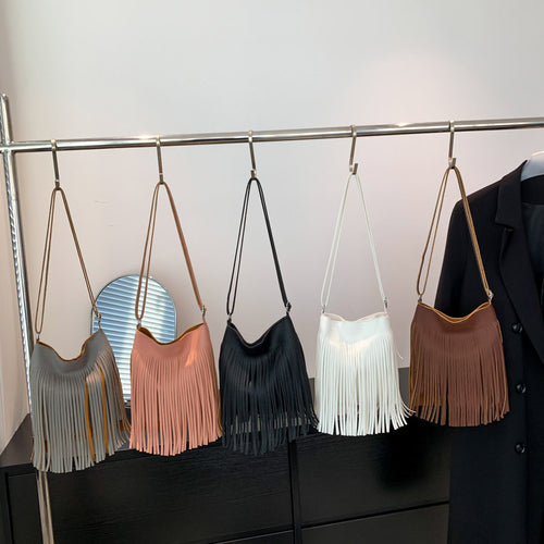 Damen Umhängetasche mit fransigen Details und hochwertigen Akzenten Nord Taschen