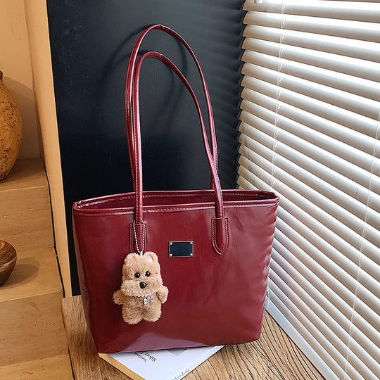 Damen Beuteltasche mit verspieltem Plüschanhänger Nord Taschen