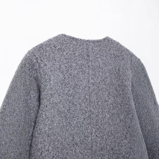 Damen Kurz geschnittene Bouclé‑Jacke mit Rundhalsausschnitt, aufgesetzten Pattentaschen und goldfarbenen Zierknöpfen Nord Taschen