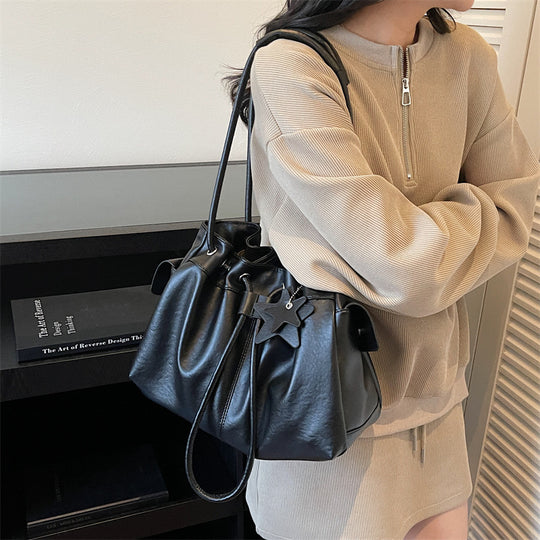 Damen Hobo-Tasche aus weichem Kunstleder mit praktischem Zugbandverschluss Nord Taschen