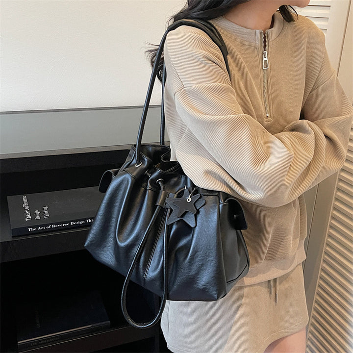 Damen Hobo-Tasche aus weichem Kunstleder mit praktischem Zugbandverschluss Nord Taschen