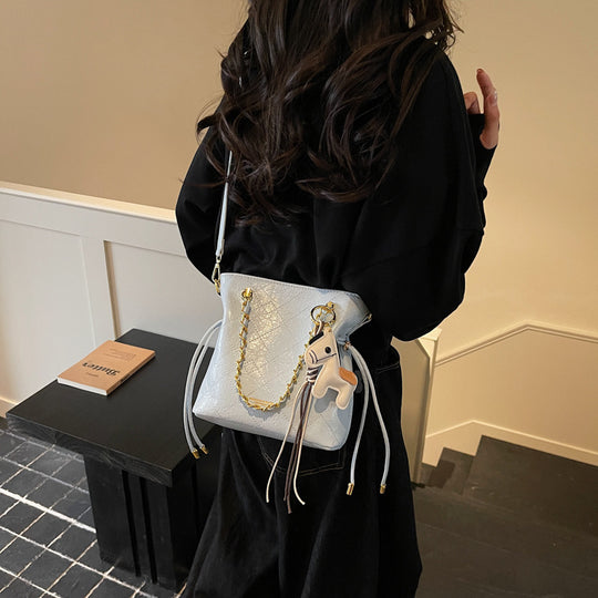 Damen moderne Hobo-Tasche mit eleganten Kettenakzenten und verspieltem Anhänger Nord Taschen