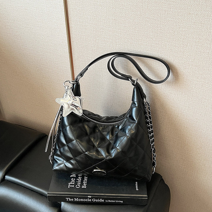 Damen Schultertasche im modernen Steppdesign mit dekorativem Anhänger Nord Taschen
