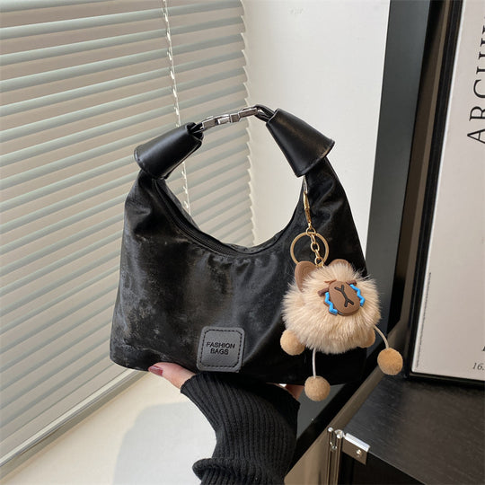 Damen modische Umhängetasche mit weichem Samt und verspieltem Flauschi-Anhänger Nord Taschen