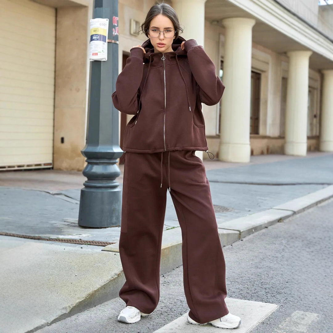 Damen Oversize-Zip-Hoodie mit Kängurutasche und hochgeschnittener Sweathose mit weiter Beinführung Set Nord Taschen