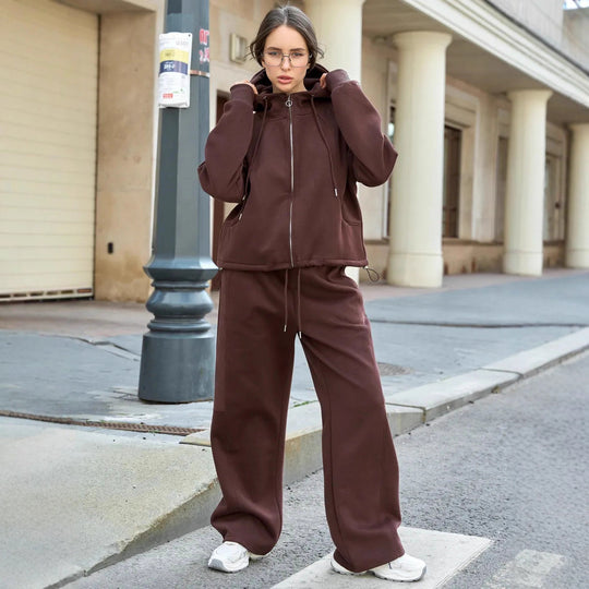 Damen Oversize-Zip-Hoodie mit Kängurutasche und hochgeschnittener Sweathose mit weiter Beinführung Set Nord Taschen